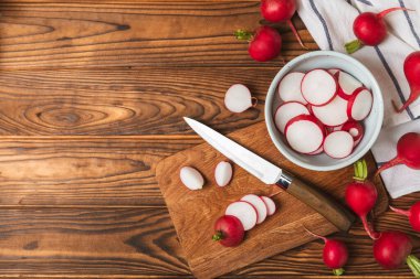 Ahşap kaplamalı taze turp. Organik doğal turp dilimleri. Kök kırpma. Sebzeler. Vejetaryen. Diyet ürünleri. Sağlıklı yiyecekler. Mesaj için yer. Boşluğu kopyala.