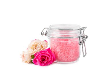 Beyaz arka planda gül aromalı banyo için deniz tuzu. Pembe deniz tuzu. Spa tedavileri. Doğal tuz, bitkiler ve gerekli yağlar. Cilt konsepti.