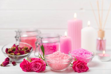 Banyo için deniz tuzu aromalı ve ahşap kaplamalı gül çiçekli. Pembe deniz tuzu. Spa tedavileri. Doğal tuz, bitkiler ve gerekli yağlar. Cilt bakımı. Mesaj için Meso. Boşluğu kopyala