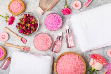 Banyo için deniz tuzu aromalı ve ahşap kaplamalı gül çiçekli. Pembe deniz tuzu. Spa tedavileri. Doğal tuz, bitkiler ve gerekli yağlar. Cilt bakımı. Mesaj için Meso. Boşluğu kopyala