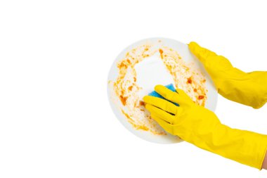 Beyaz arka planda izole edilmiş tabakları temizlemek için kırmızı soslu beyaz kirli tabak ve sünger. Temizlik konsepti. Yemek yedikten sonra bulaşık lekesini ve kiri temizlemek için sünger temizleme..