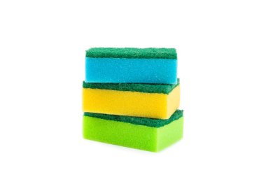 Beyaz arka planda izole edilmiş renkli bulaşık süngerleri. Mutfak süngeri. Temizlik konsepti, temizlik hizmeti. Bulaşık deterjanı ve temiz ve kirli tabaklar. Mesaj için yer, kopyala. Bulaşıkları yıka.