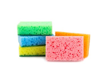 Beyaz arka planda izole edilmiş renkli bulaşık süngerleri. Mutfak süngeri. Temizlik konsepti, temizlik hizmeti. Bulaşık deterjanı ve temiz ve kirli tabaklar. Mesaj için yer, kopyala. Bulaşıkları yıka.