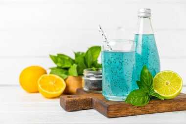 Cam bir kavanozda fesleğen ve chia tohumlarıyla diyet detoks kokteyli ve dokulu bir arka planda bir bardak. Tohumlarla iç. Sağlıklı yemek. Detoks kokteyli. Antioksidan. Fesleğenli su. Metin için boşluk. 