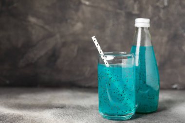 Cam bir kavanozda fesleğen ve chia tohumlarıyla diyet detoks kokteyli ve dokulu bir arka planda bir bardak. Tohumlarla iç. Sağlıklı yemek. Detoks kokteyli. Antioksidan. Fesleğenli su. Metin için boşluk. 