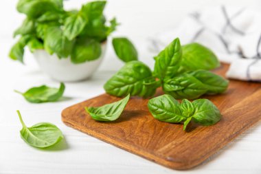 Ahşap kaplamalı yeşil fesleğen yaprakları. Mutfak otları, baharatlar. Taze yeşil organik fesleğen. Vejetaryen. Salata için yeşillik. Mesaj için yer. Boşluğu kopyala.