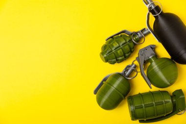 Arka planda el bombası var. Yakın plan. - Savaş silahları. Parça tesirli el bombası detayı. Askeri eğitim konsepti. Patlayıcı silah..