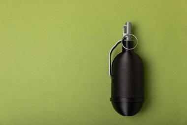 Arka planda el bombası var. Yakın plan. - Savaş silahları. Parça tesirli el bombası detayı. Askeri eğitim konsepti. Patlayıcı silah..