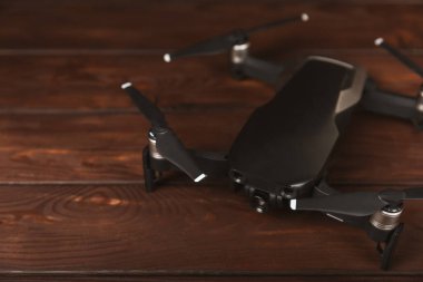İnsansız hava aracı dokulu arka planda. Arka planda modern FPV insansız hava aracı var. Dron kuadkopteri. Hava aracı telsiz kontrolünde. Yarış, film ve eğlence için drone.