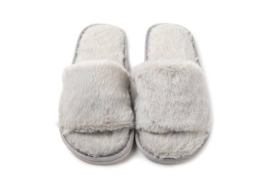 Beyaz arka planda izole edilmiş yumuşak terlikler. Ev terlikleri. Ev için rahat ayakkabılar. Ayak bakımı konsepti. Ev rahatlığı. Mesaj için yer var. Boşluğu kopyala.