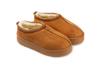 Beyaz arka planda izole edilmiş yumuşak terlikler. Ev terlikleri. Ev için rahat ayakkabılar. Ayak bakımı konsepti. Ev rahatlığı. Mesaj için yer var. Boşluğu kopyala.