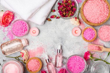 Banyo için deniz tuzu aromalı ve ahşap kaplamalı gül çiçekli. Pembe deniz tuzu. Spa tedavileri. Doğal tuz, bitkiler ve gerekli yağlar. Cilt bakımı. Mesaj için Meso. Boşluğu kopyala