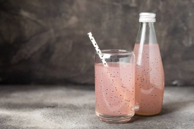 Cam bir kavanozda fesleğen ve chia tohumlarıyla diyet detoks kokteyli ve dokulu bir arka planda bir bardak. Tohumlarla iç. Sağlıklı yemek. Detoks kokteyli. Antioksidan. Fesleğenli su. Metin için boşluk. 