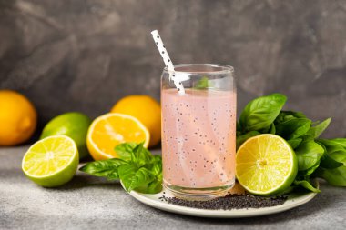 Cam bir kavanozda fesleğen ve chia tohumlarıyla diyet detoks kokteyli ve dokulu bir arka planda bir bardak. Tohumlarla iç. Sağlıklı yemek. Detoks kokteyli. Antioksidan. Fesleğenli su. Metin için boşluk. 