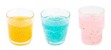Cam kavanozda fesleğen ve chia tohumları olan diyet detoks kokteyli ve beyaz arka planda izole edilmiş cam. Tohumlarla iç. Sağlıklı yemek. Detoks kokteyli. Antioksidan. Fesleğenli su.