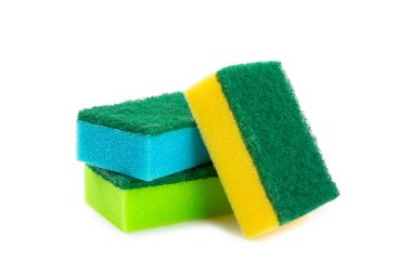 Beyaz arka planda izole edilmiş renkli bulaşık süngerleri. Mutfak süngeri. Temizlik konsepti, temizlik hizmeti. Bulaşık deterjanı ve temiz ve kirli tabaklar. Mesaj için yer, kopyala. Bulaşıkları yıka.