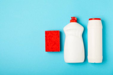 Arka planda renkli bulaşık süngerleri. Mutfak süngeri. Temizlik konsepti, temizlik hizmeti. Bulaşık deterjanı ve temiz ve kirli tabaklar. Metin için yer, kopyalama alanı. Bulaşıkları yıka..