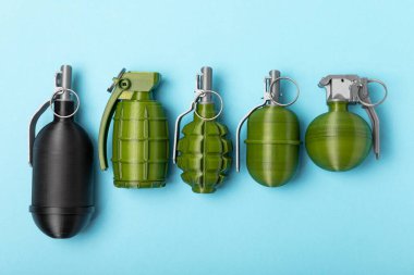 Arka planda el bombası var. Yakın plan. - Savaş silahları. Parça tesirli el bombası detayı. Askeri eğitim konsepti. Patlayıcı silah..