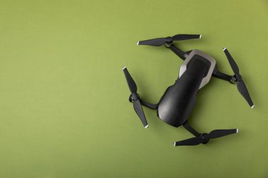 İnsansız hava aracı dokulu arka planda. Arka planda modern FPV insansız hava aracı var. Dron kuadkopteri. Hava aracı telsiz kontrolünde. Yarış, film ve eğlence için drone.