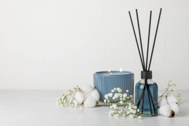 Aromatik kamış oda spreyi ahşap masa üzerinde. Doğal meyveli, çiçekli, baharatlı aromalı yayıcı. İç koku. Ev için lüks parfüm. Portakal, limon, kahve, tarçın, yıldız anason, vanilya ve orkide.