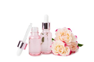 Beyaz arka planda yalıtılmış gül yağı. Güller ve bir şişe gül kokulu su. Aromaterapi tedavisi. Güzellik konsepti. Spa işlemi. Doğal organik yağ. Stres önleyici ve detoks gevşetici..
