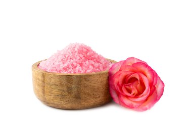 Beyaz arka planda gül aromalı banyo için deniz tuzu. Pembe deniz tuzu. Spa tedavileri. Doğal tuz, bitkiler ve gerekli yağlar. Cilt konsepti.