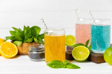 Cam bir kavanozda fesleğen ve chia tohumlarıyla diyet detoks kokteyli ve dokulu bir arka planda bir bardak. Tohumlarla iç. Sağlıklı yemek. Detoks kokteyli. Antioksidan. Fesleğenli su. Metin için boşluk. 