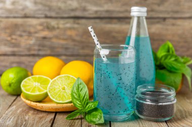 Cam bir kavanozda fesleğen ve chia tohumlarıyla diyet detoks kokteyli ve dokulu bir arka planda bir bardak. Tohumlarla iç. Sağlıklı yemek. Detoks kokteyli. Antioksidan. Fesleğenli su. Metin için boşluk. 