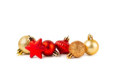 Beyaz arka planda izole edilmiş Noel ağacı topu. Noel oyuncağı ve dekor. Dekoratif Noel baloları. Yeni yıl kutlaması. Tatil kavramı.