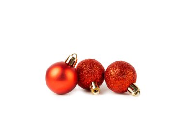 Beyaz arka planda izole edilmiş Noel ağacı topu. Noel oyuncağı ve dekor. Dekoratif Noel baloları. Yeni yıl kutlaması. Tatil kavramı.