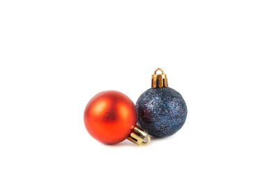 Beyaz arka planda izole edilmiş Noel ağacı topu. Noel oyuncağı ve dekor. Dekoratif Noel baloları. Yeni yıl kutlaması. Tatil kavramı.