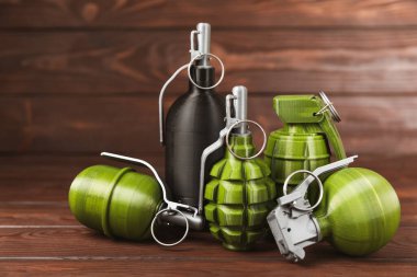 Arka planda el bombası var. Yakın plan. - Savaş silahları. Parça tesirli el bombası detayı. Askeri eğitim konsepti. Patlayıcı silah..