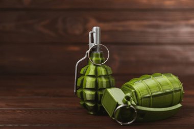 Arka planda el bombası var. Yakın plan. - Savaş silahları. Parça tesirli el bombası detayı. Askeri eğitim konsepti. Patlayıcı silah..