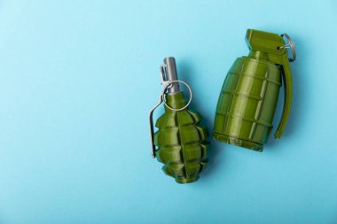 Arka planda el bombası var. Yakın plan. - Savaş silahları. Parça tesirli el bombası detayı. Askeri eğitim konsepti. Patlayıcı silah..