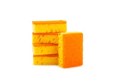 Beyaz arka planda izole edilmiş renkli bulaşık süngerleri. Mutfak süngeri. Temizlik konsepti, temizlik hizmeti. Bulaşık deterjanı ve temiz ve kirli tabaklar. Mesaj için yer, kopyala. Bulaşıkları yıka.