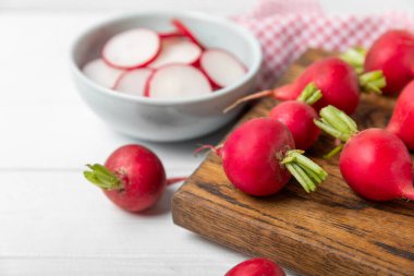 Ahşap kaplamalı taze turp. Organik doğal turp dilimleri. Kök kırpma. Sebzeler. Vejetaryen. Diyet ürünleri. Sağlıklı yiyecekler. Mesaj için yer. Boşluğu kopyala.