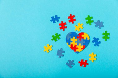 Otizm bulmacası. Otizm farkındalığı günü. Renkli parlak bulmacalar. Bulmaca. 2 Nisan Dünya otizm farkındalık günü geçmişi. Üst Manzara. Metin için alan. Boşluğu kopyala. Tasarım elementi. Otizm için Bakım Bilinci Kampanyası