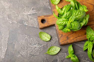 Ahşap kaplamalı yeşil fesleğen yaprakları. Mutfak otları, baharatlar. Taze yeşil organik fesleğen. Vejetaryen. Salata için yeşillik. Mesaj için yer. Boşluğu kopyala.