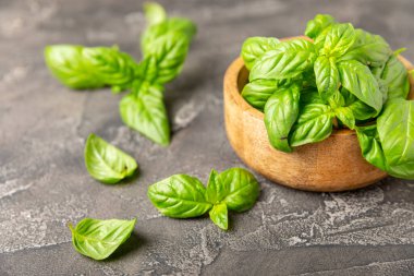 Ahşap kaplamalı yeşil fesleğen yaprakları. Mutfak otları, baharatlar. Taze yeşil organik fesleğen. Vejetaryen. Salata için yeşillik. Mesaj için yer. Boşluğu kopyala.