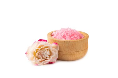 Beyaz arka planda gül aromalı banyo için deniz tuzu. Pembe deniz tuzu. Spa tedavileri. Doğal tuz, bitkiler ve gerekli yağlar. Cilt konsepti.