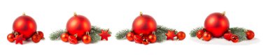 Beyaz arka planda izole edilmiş Noel ağacı topu. Noel oyuncağı ve dekor. Dekoratif Noel baloları. Yeni yıl kutlaması. Tatil kavramı.