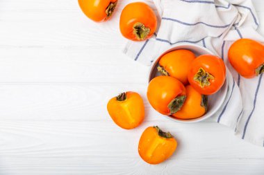 Yapay ahşap arka planda hurma. Hurma meyvesi. Bir parça olgun, sulu, tatlı hurma meyvesi. Vejetaryen. Meyve bahçesi. Yakın plan. Mesaj için yer var. Boşluğu kopyala.