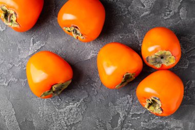 Yapay ahşap arka planda hurma. Hurma meyvesi. Bir parça olgun, sulu, tatlı hurma meyvesi. Vejetaryen. Meyve bahçesi. Yakın plan. Mesaj için yer var. Boşluğu kopyala.