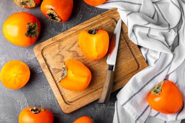 Yapay ahşap arka planda hurma. Hurma meyvesi. Bir parça olgun, sulu, tatlı hurma meyvesi. Vejetaryen. Meyve bahçesi. Yakın plan. Mesaj için yer var. Boşluğu kopyala.