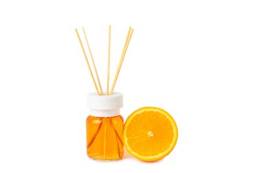 Aromatik kamış hava temizleyicisi beyaz zeminde izole edilmiş. Doğal meyveli, çiçekli, baharatlı aromalı yayıcı. İç koku. Ev için lüks parfüm.