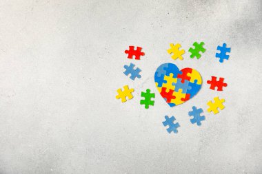 Otizm bulmacası. Otizm farkındalığı günü. Renkli parlak bulmacalar. Bulmaca. 2 Nisan Dünya otizm farkındalık günü geçmişi. Üst Manzara. Metin için alan. Boşluğu kopyala. Tasarım elementi. Otizm için Bakım Bilinci Kampanyası