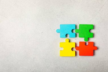 Otizm bulmacası. Otizm farkındalığı günü. Renkli parlak bulmacalar. Bulmaca. 2 Nisan Dünya otizm farkındalık günü geçmişi. Üst Manzara. Metin için alan. Boşluğu kopyala. Tasarım elementi. Otizm için Bakım Bilinci Kampanyası