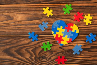 Otizm bulmacası. Otizm farkındalığı günü. Renkli parlak bulmacalar. Bulmaca. 2 Nisan Dünya otizm farkındalık günü geçmişi. Üst Manzara. Metin için alan. Boşluğu kopyala. Tasarım elementi. Otizm için Bakım Bilinci Kampanyası