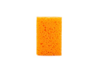 Beyaz arka planda izole edilmiş renkli bulaşık süngerleri. Mutfak süngeri. Temizlik konsepti, temizlik hizmeti. Bulaşık deterjanı ve temiz ve kirli tabaklar. Mesaj için yer, kopyala. Bulaşıkları yıka.