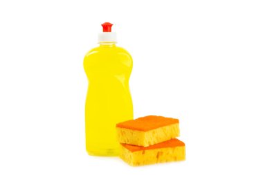 Beyaz arka planda izole edilmiş renkli bulaşık süngerleri. Mutfak süngeri. Temizlik konsepti, temizlik hizmeti. Bulaşık deterjanı ve temiz ve kirli tabaklar. Mesaj için yer, kopyala. Bulaşıkları yıka.